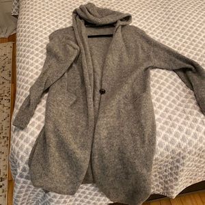 Hooded wool duster